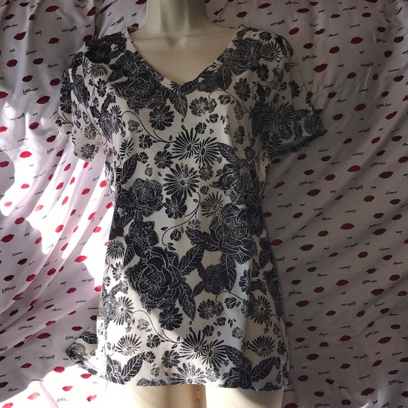 LuLaRoe S black and white floral v neck tee 💕 - Picture 1 of 4